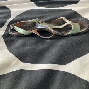 Cydwoq Strappy Green Metallic Sandals
